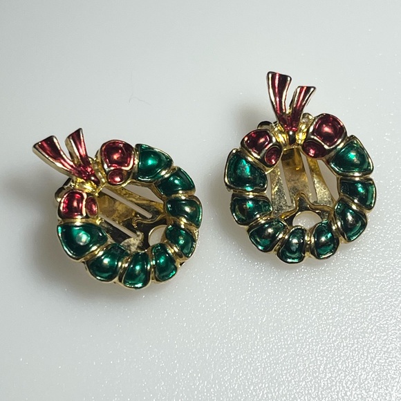 Vintage Gold Tone Red Green Enamel Christmas Wreath Clip On Earrings - Picture 2 of 16